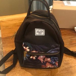 Herschel back back small 🥰